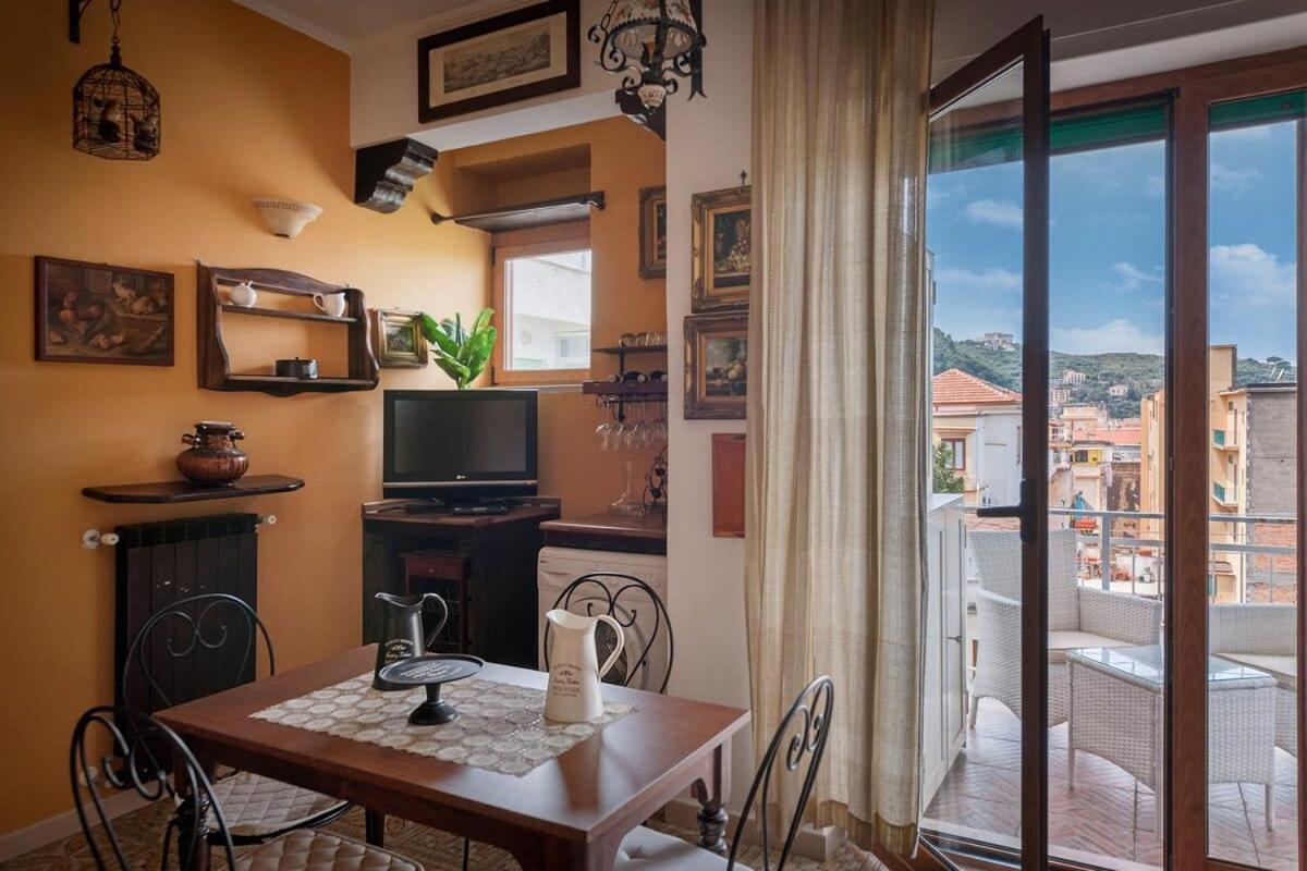 شقة La Musica In The Heart Of Sorrento, 100 M From Station المظهر الخارجي الصورة